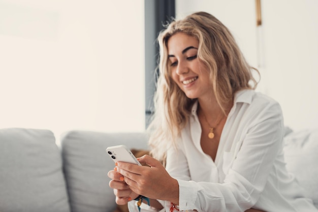 Mujer joven usando teléfono móvil