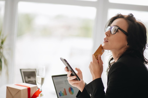 Foto mujer joven usando teléfono móvil