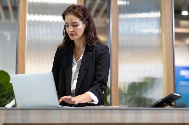 Foto mujer joven usando teléfono móvil