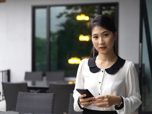 Mujer joven usando teléfono móvil