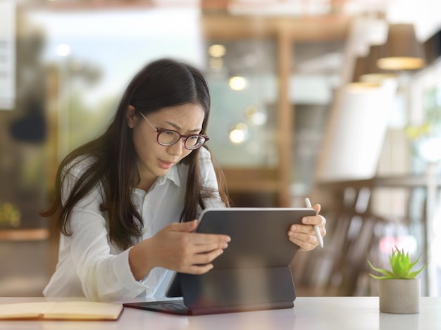 Mujer joven usando teléfono móvil