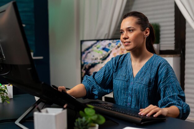 Foto mujer joven usando teléfono móvil