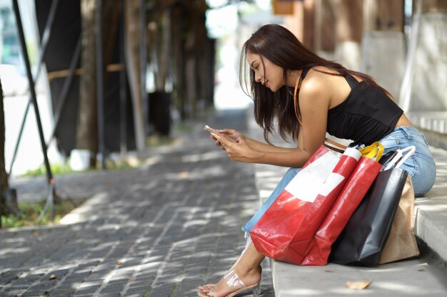 Foto mujer joven usando teléfono móvil