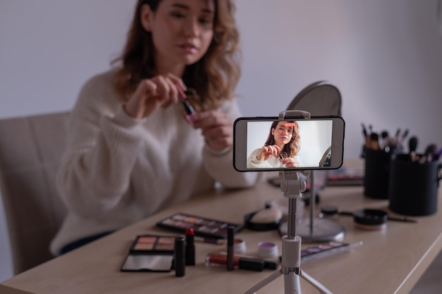 Mujer joven usando teléfono móvil