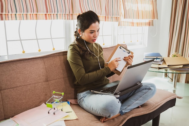 Mujer joven usando teléfono móvil