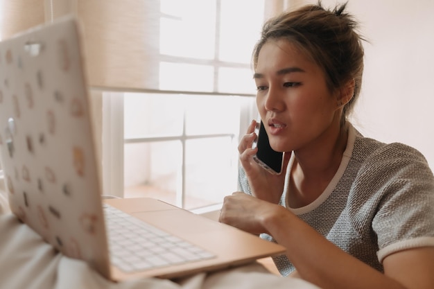 Mujer joven usando teléfono móvil