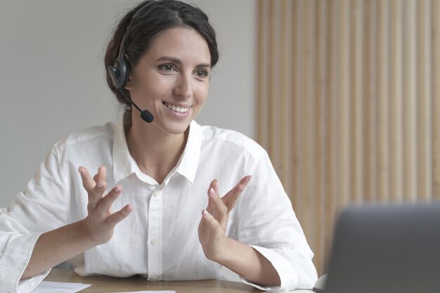 Foto mujer joven usando teléfono móvil