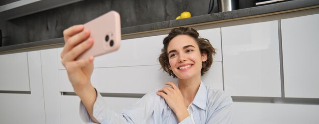 Foto mujer joven usando teléfono móvil