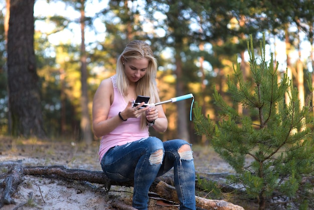 Mujer joven usando teléfono móvil