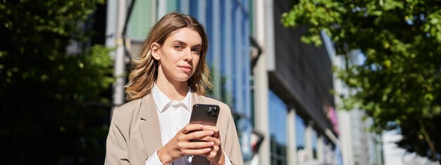 Mujer joven usando teléfono móvil