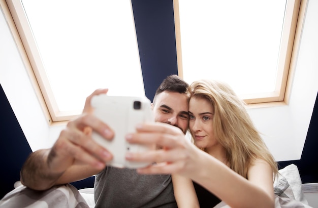 Mujer joven usando teléfono móvil