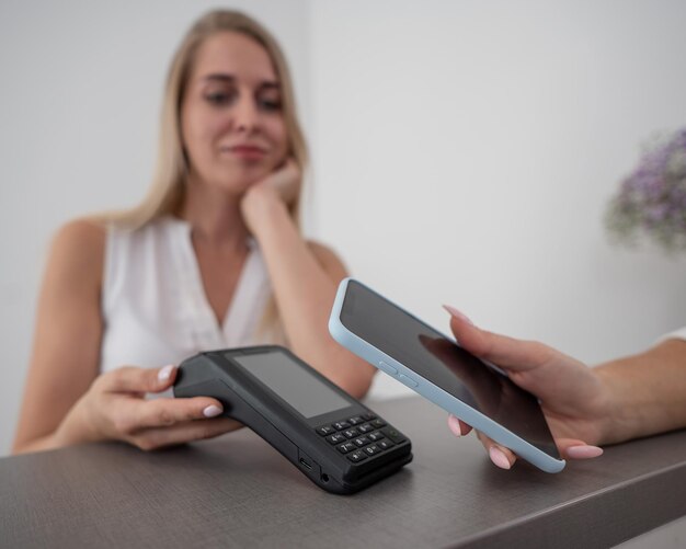 Foto mujer joven usando teléfono móvil