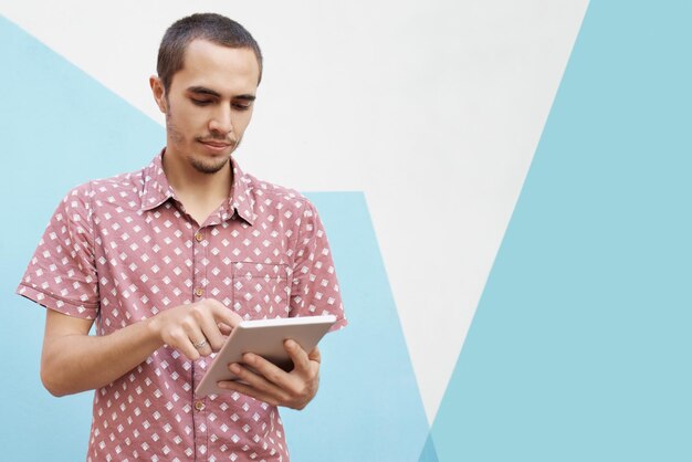 Foto mujer joven usando teléfono móvil