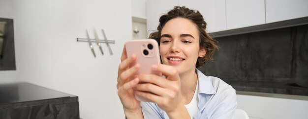 Foto mujer joven usando teléfono móvil