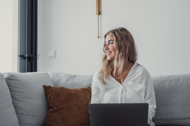 Mujer joven usando teléfono móvil