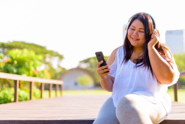 Foto mujer joven usando teléfono móvil