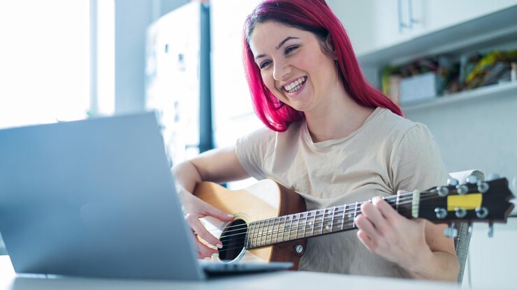 Foto mujer joven usando teléfono móvil