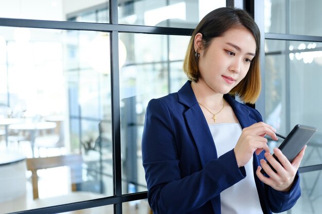 Mujer joven usando un teléfono móvil