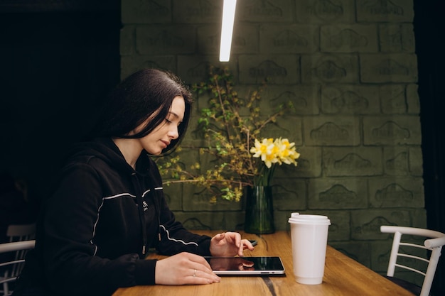 mujer joven, usar la computadora portátil, en, un, café