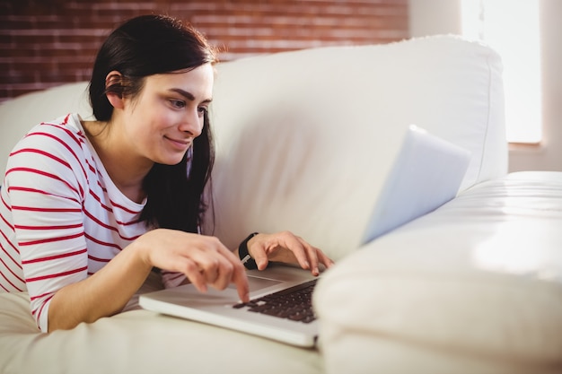 Foto mujer joven, usar la computadora portátil