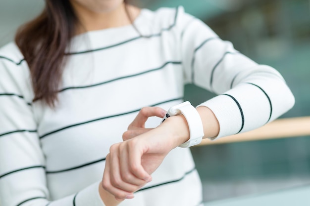 Mujer joven uso de reloj inteligente