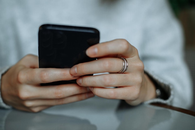 mujer joven, utilizar, smartphone, en, café