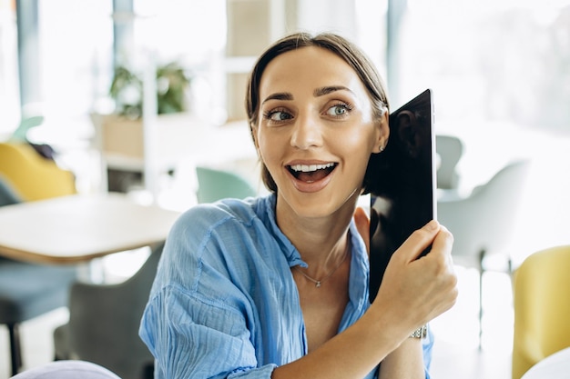 mujer joven, utilizar, tableta, en, un, café