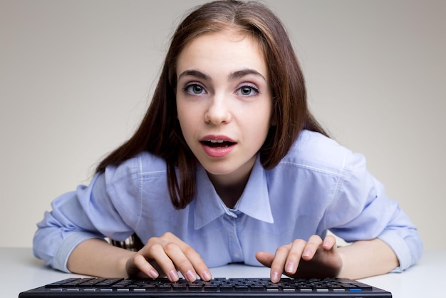 mujer joven, utilizar, teclado