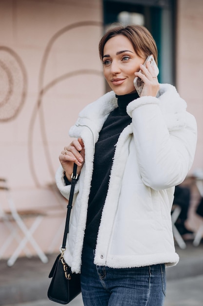 Foto mujer joven, utilizar, teléfono, aire libre