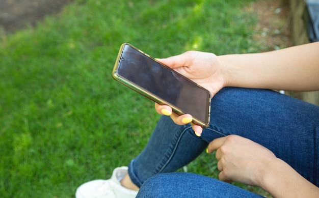 mujer joven, utilizar, teléfono móvil, en, aire libre