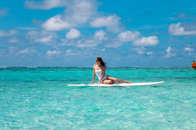 Mujer joven de vacaciones en las islas Maldivas