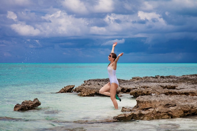 Mujer joven de vacaciones en las islas Maldivas