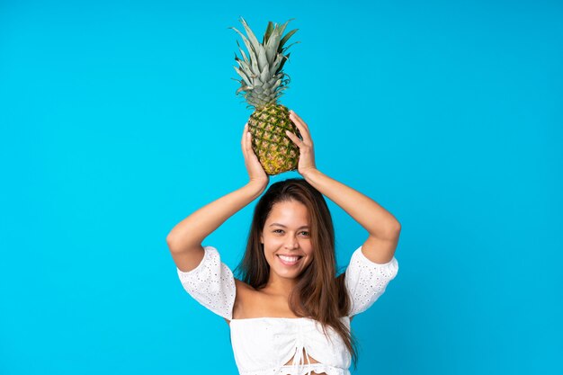 Mujer joven en vacaciones de verano con piña