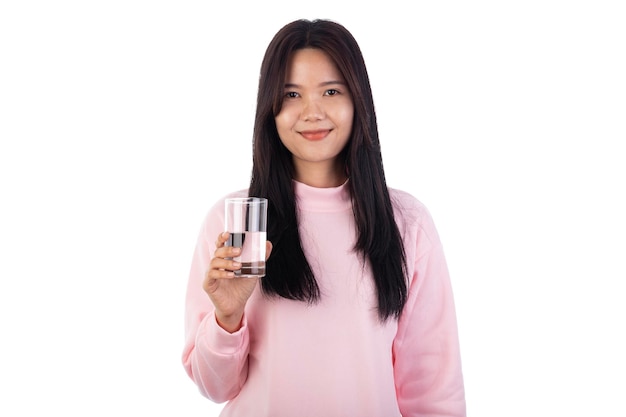 Mujer joven con un vaso de agua