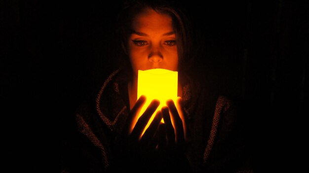 Foto mujer joven con una vela