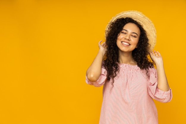 Mujer joven en verano casual vistiendo sobre fondo amarillo