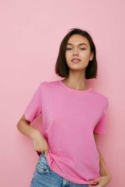 Mujer joven verano estilo camiseta rosa estudio aislado fondo