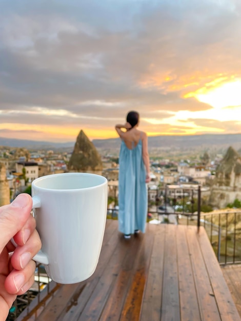 Mujer joven vestida en el techo con impresionantes vistas de Capadocia en Turquía