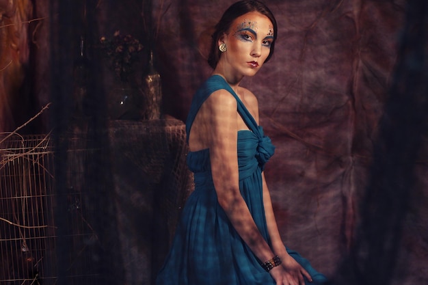 Mujer joven, en, vestido azul