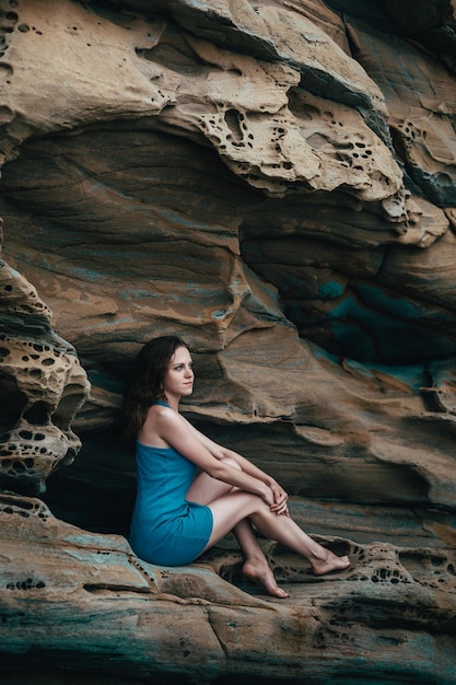 mujer joven en un vestido azul