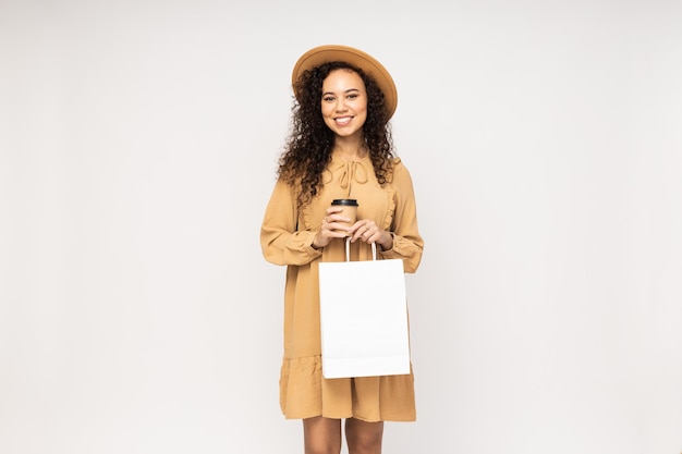 mujer joven, en, vestido, blanco, plano de fondo