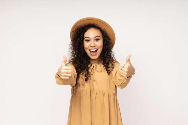 mujer joven, en, vestido, blanco, plano de fondo