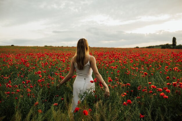 Mujer joven en vestido blanco tierno celebrando la libertad