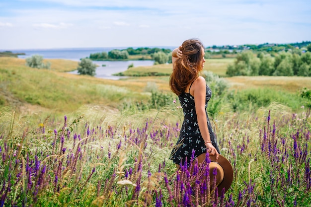 Mujer joven con un vestido en el campo