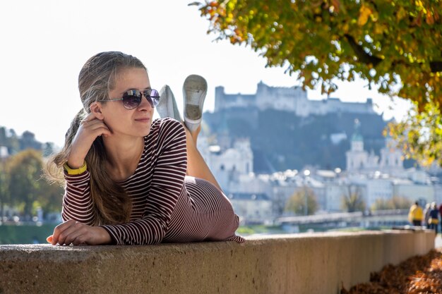 Mujer joven en un vestido casual y gafas de sol