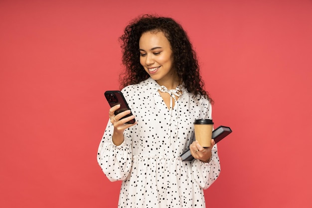 mujer joven, en, vestido, en, fondo rosa