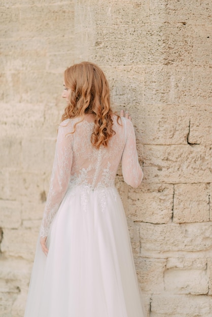 mujer joven en un vestido de novia