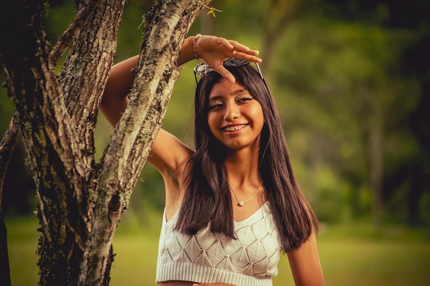 Mujer joven en vestido posando en el paisaje natural