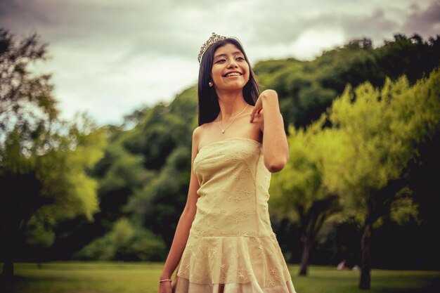 Mujer joven en vestido posando en el paisaje natural