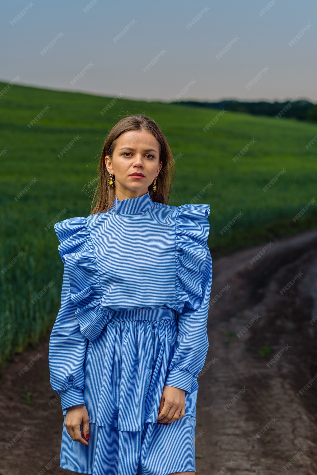 Mujer joven en vestido de rayas azul y blanco Foto Premium